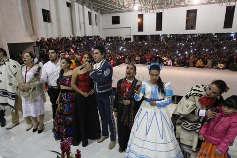 Desde el m&aacute;s grande al m&aacute;s chico presente en el momento, interpret&oacute; con mucha devoci&oacute;n "Las Ma&ntilde;anitas".