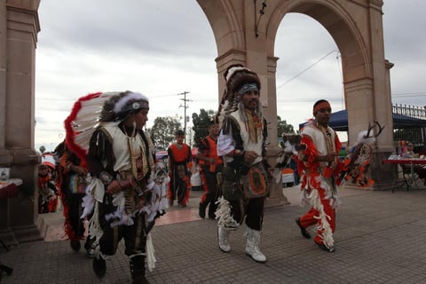 Con fervor y devoci&oacute;n se presentan ante la Virgen de Guadalupe.