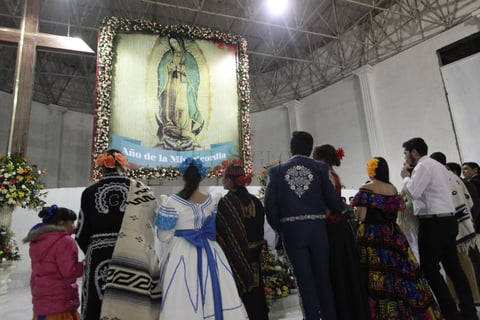 Decenas de personas, a&ntilde;o con a&ntilde;o, acuden hasta los pies de la Virgen de Guadalupe a agradecer los milagros que les ha concedido.
