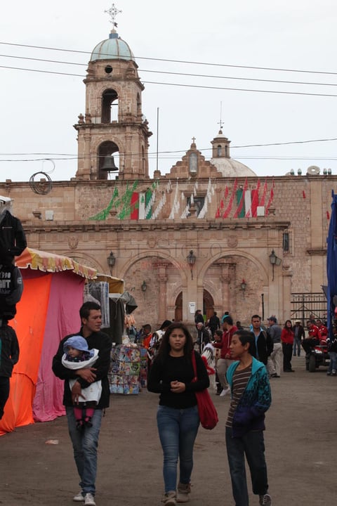 Entre mercanc&iacute;a, cobijas, tamales y champurrado, familias duranguenses disfrutaron la celebraci&oacute;n.