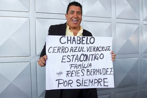 A pesar del fr&iacute;o, los asistentes le agradecieron a Chabelo por su trayectoria.