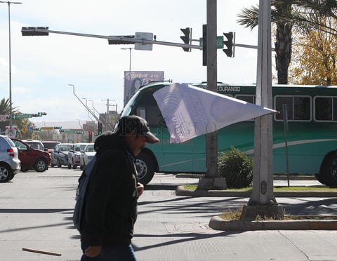 Los fr&aacute;giles anuncios colocados en infraestructura urbana fueron presa f&aacute;cil de los vientos que se presentaron pr&aacute;cticamente todo el d&iacute;a.