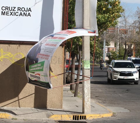 Aunque fr&aacute;giles, los componentes de madera de estos anuncios podr&iacute;an causar lesiones.