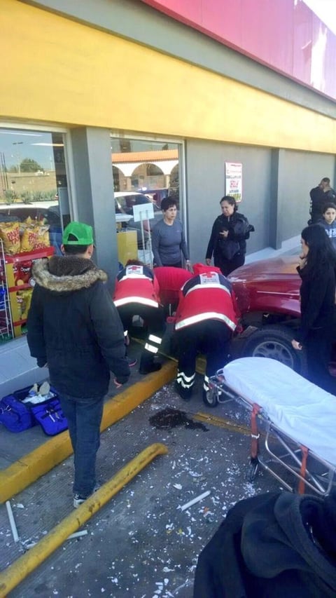 Una persona result&oacute; herida por la ca&iacute;da de una estructura en una tienda del Fraccionamiento Las Alamedas.
