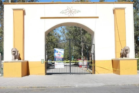 Un ventanal del Templo de San Juanita de Los Lagos se vio afectado por el aire.