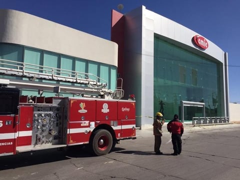 Las oficinas de la C&aacute;mara M&eacute;xicana de la Industria de la Construcci&oacute;n (CMIC) tuvo que ser acordonada debido al riesgo en la ca&iacute;da de vidrios de la fachada.