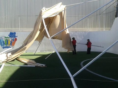 En la cancha deportiva de Colegio Montessori una estructura cay&oacute; y Protecci&oacute;n Civil tuvo que acudir a retirarla.
