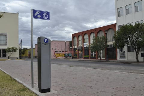 Los cajones de estacionamiento en la Plaza IV Centenario tampoco fueron ocupados durante la ma&ntilde;ana.