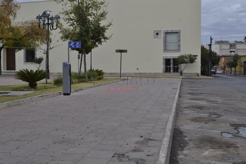 Los cajones de estacionamiento en la Plaza IV Centenario tampoco fueron ocupados durante la ma&ntilde;ana.