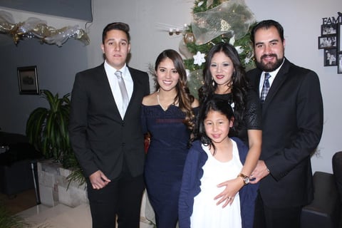 Los novios estuvuieron acompañados de sus seres queridos.