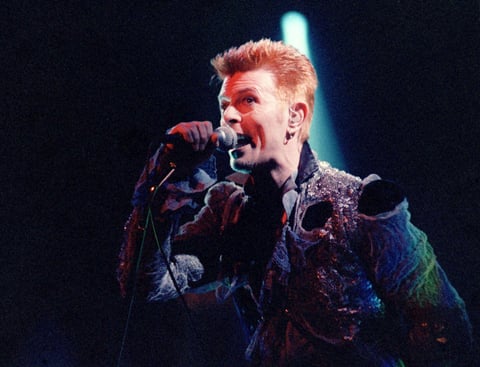 Bowie, una de las m&aacute;s grandes leyendas del Rock and Roll, lanz&oacute; m&aacute;s de 24 discos de larga duraci&oacute;n durante toda su carrera, en la que se registran las diferentes etapas que vivi&oacute; el m&uacute;sico a partir de la d&eacute;cada de los 70.