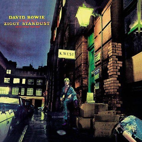 Mucho antes de que los alter ego y los atuendos descabellados se volvieran habituales en el pop, Bowie revolucion&oacute; el mundo de la m&uacute;sica con el lanzamiento de su &aacute;lbum de 1972 The Rise of Ziggy Stardust and Spiders from Mars, que introdujo a uno de los personajes m&aacute;s famosos de la m&uacute;sica.