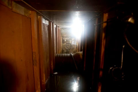 Detr&aacute;s del espejo ubicado en un vestidor hab&iacute;a una escalera que daba a un t&uacute;nel de aproximadamente 1.8 metros de alto y paredes de madera.
