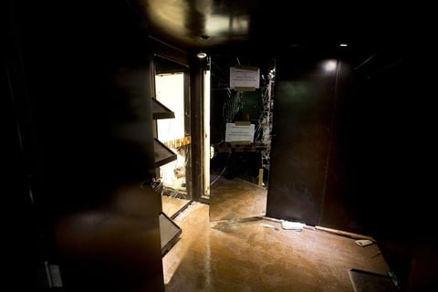 "El Chapo" escap&oacute; por un sofisticado t&uacute;nel que iniciaba detr&aacute;s de un espejo en un cuarto de la casa donde se escond&iacute;a.