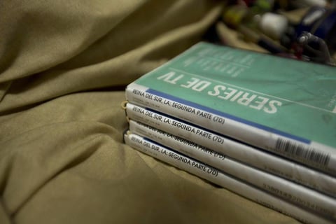 En el lugar se encontraron cuatro DVDs de la serie La reina del sur, protagonizada por Kate del Castillo.