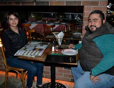 Amigos disfrutando de una rica cena.