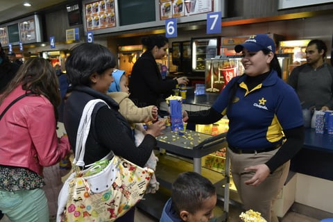 Acompa&ntilde;ados de palomitas reci&eacute;n preparadas y bebidas de diferentes sabores.