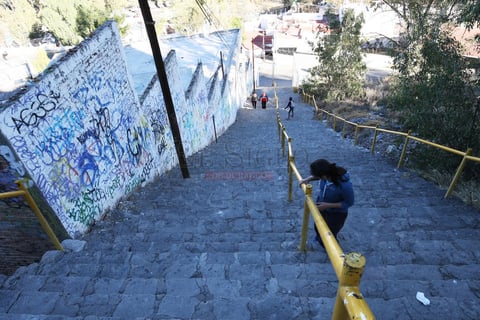 Durante d&eacute;cadas, miles de personas han hecho de las escaleras un lugar obligado al pasear por el parque Guadiana.