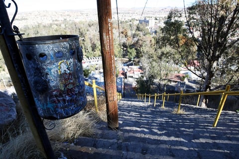 A un costado, los lotes bald&iacute;os lucen completamente desatendidos.