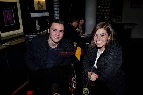 Disfrutando de una rica cena.