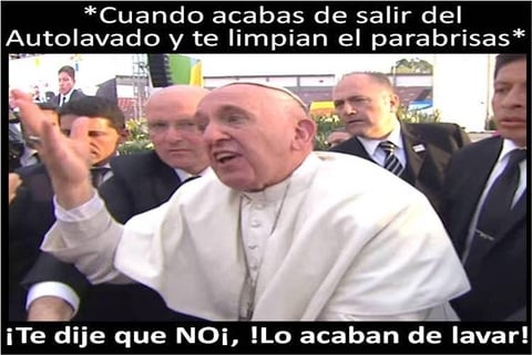 “No seas egoísta”, reprochó el Papa al joven que tiró de él emocionado, momento que fue transmitido en vivo y las imágenes han dado ya la vuelta al mundo.