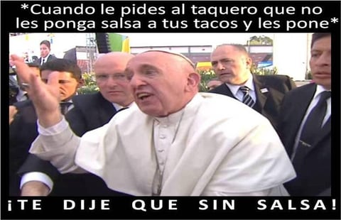 Mientras saludaba a fieles al abandonar el estadio &ldquo;Jos&eacute; Mar&iacute;a Morelos y Pav&oacute;n&rdquo; tras un encuentro con j&oacute;venes, el pont&iacute;fice fue jaloneado hasta perder el equilibrio y casi caer encima de una persona en silla de ruedas, por lo que reaccion&oacute; molesto ante tal situaci&oacute;n.