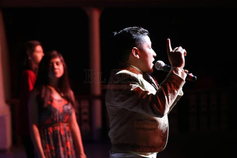 El toque tradicional mexicano lleg&oacute; con &lsquo;Ac&aacute; entre nos&rsquo; y &lsquo;Tragos de amargo licor&rsquo;, entre otras al son del mariachi en vivo, adem&aacute;s de la participaci&oacute;n especial del Ballet Folkl&oacute;rico Xochiquetzal.