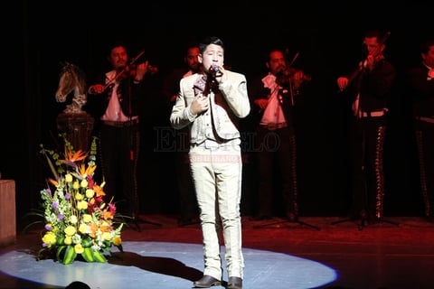 Con m&uacute;sica en vivo, Zapata se gan&oacute; la ovaci&oacute;n del p&uacute;blico que no perdi&oacute; la oportunidad de sacar sus tel&eacute;fonos celulares para grabar fragmentos del espect&aacute;culo donde se escucharon melod&iacute;as como &lsquo;Bellezas de Durango&rsquo;, &lsquo;Ni&ntilde;a hermosa&rsquo; y &lsquo;El hechizo malvado&rsquo;, entre otros.