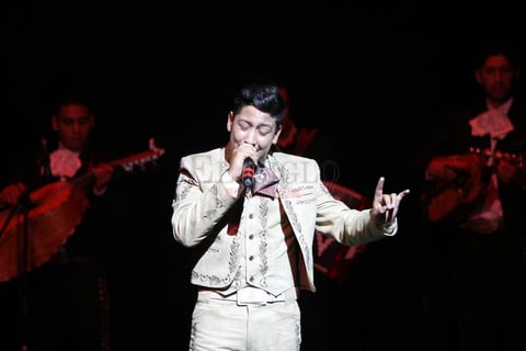 Este fin de semana, el joven regres&oacute; al escenario del Teatro Victoria para cantar los temas que se incluyen en el &aacute;lbum, el tercero en su trayectoria art&iacute;stica.