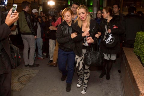 Luz Edith Rojas, hija de Alberto Rojas, lució devastada al llegar al funeral.