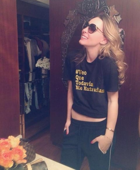 Belinda y su ex Giovani Dos Santos se enfrentaron con indirectas en Twitter, situaci&oacute;n de la que ella sac&oacute; provecho y lanz&oacute; a la venta una playera con el hash tag #VeoQueTodav&iacute;aMeExtra&ntilde;as, frase que le dijo el jugador en los mensajes.