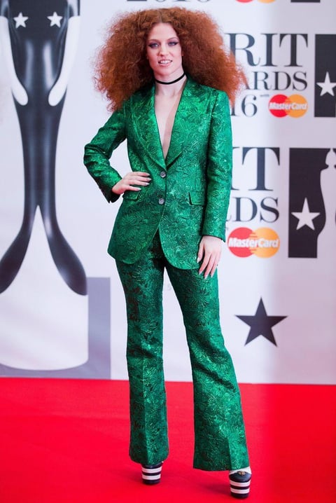 La cantante británica Jess Glynne posa a su llegada a los Brit Awards.