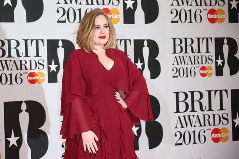 Adele acaparó las miradas por su escote.