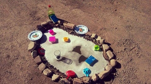 Aprovechan el bache para 'lavar' los platos.