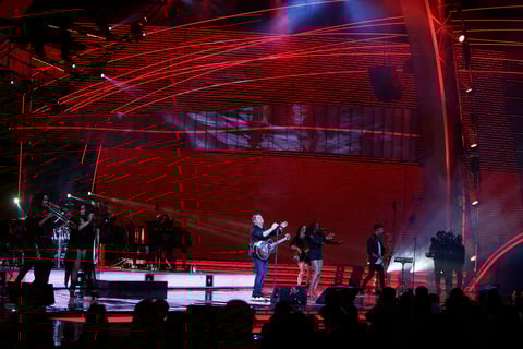 Sanz cant&oacute; a continuaci&oacute;n No es lo mismo, nuevamente con el coro multitudinario que conforma la Quinta Vergara cuando un artista canta sus temas preferidos, y cuando se cumpli&oacute; una hora de actuaci&oacute;n, el conocido Monstruo, como se le conoce al p&uacute;blico, le otorg&oacute; la Gaviota de Plata, s&iacute;mbolo del certamen musical.