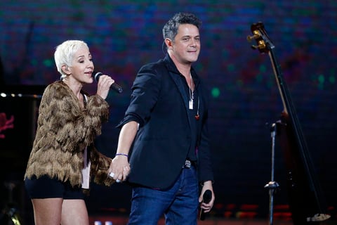 Sin presentarla, luego apareci&oacute; en el escenario su compatriota Ana Torroja, que integra el jurado de la competencia de canciones del festival, para interpretar Un zombie a la intemperie, tras la cual cant&oacute; Looking for Paradise, donde destac&oacute; la brillante actuaci&oacute;n de una de sus coristas.