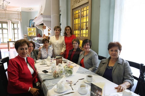 Conny Shade de Rodarte, Leonor de los Santos, Cuquis Urbina Melero, Alicia Santiesteban de Meraz, Zoyla Arellano de Valles y Belén Santiesteban acompañaron a la novia.