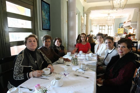 Consuelo Madrazo, Angelica Salinas, Rosaura de Maturino, Erika, su mamá Consuelo, Conchita Estrada y Bibi Peña.