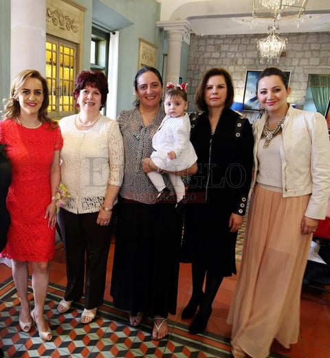 Erika en compañía de sus amistades.