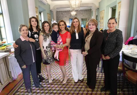 Rita Cháidez, Sandra Cháidez de Ríos, Yadira Rodríguez de Montenegro, la pequeña Mariana Montenegro, Erika, Diana Porras de de la Rosa y Velia Corral de Velazco.