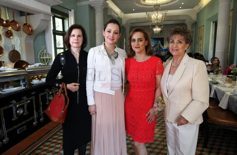 Velia Pereda de Herrera, Cinthia Saucedo de Herrera, Erika y su mamá.