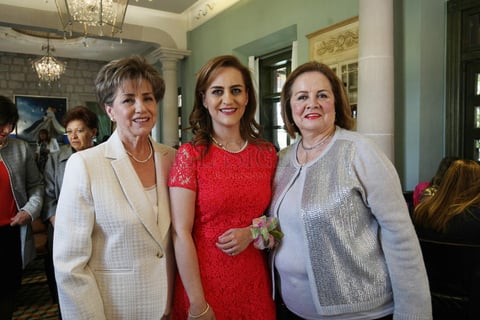 Consuelo Urbina de Montenegro, Erika Montenegro y Olguita Patiño.