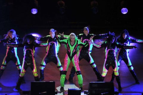 Fue el popurr&iacute; en homenaje a los ganadores del Premio OTI el que logr&oacute; que los asistentes dejaran sus butacas y cantaran cada canci&oacute;n; Ser&aacute; ma&ntilde;ana interpretada por Juan Gabriel, Vive la vida intensamente de Napole&oacute;n, El triste, &eacute;xito de Jos&eacute; Jos&eacute;, Ay amor de Ana Gabriel y la misma Tiempos mejores conmovieron al p&uacute;blico.