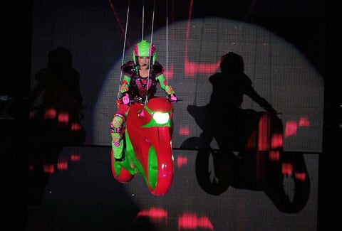 M&aacute;s de 120 minutos en los que la camale&oacute;nica cantante pas&oacute; de motociclista futurista a sirena, de andr&oacute;gino torero a asistente sexy de los pits en las carreras de autos. Brillantes vestidos entallados hicieron lucir su curvil&iacute;nea figura.