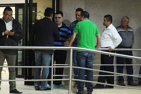 Pol&iacute;ticos, empresarios y familiares, acudieron al hospital a apoyar a la familia.