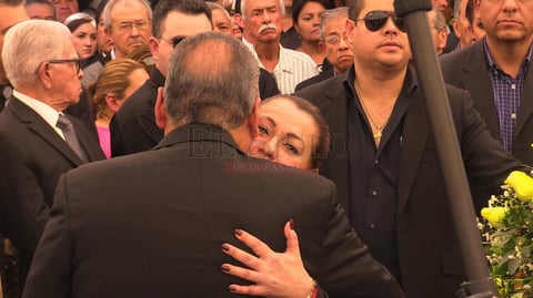 El dirigente nacional del Partido Revolucionario Institucional (PRI), Manlio Fabio Beltrones, encabez&oacute; la guardia de honor al lado del gobernador Jorge Herrera Caldera.