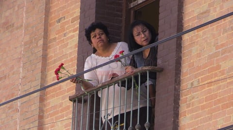 Ciudadanos despidieron a Carlos Herrera con flores.