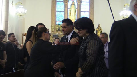 El gobernador Jorge Herrera Caldera y su esposa, dieron el p&eacute;same a la senadora con licencia, Leticia Herrera, por la muerte de su padre.