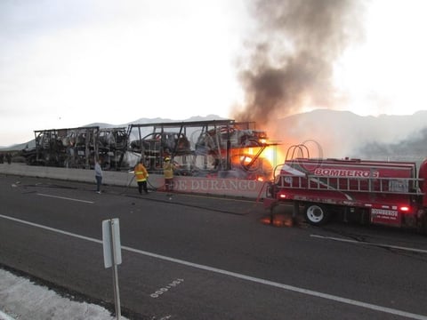 Con el fuerte impacto se incendi&oacute; el motor del tractocami&oacute;n que cargaba los veh&iacute;culos y el fuego se propag&oacute; de manera r&aacute;pida hacia el resto de la cabina y todos los veh&iacute;culos en pocos minutos.