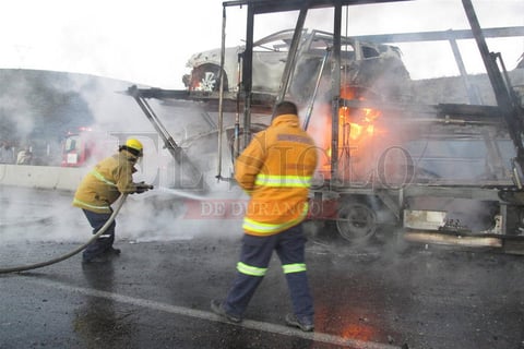 La lejan&iacute;a del lugar donde ocurri&oacute; el accidente, provoc&oacute; que el auxilio llegara un poco tarde, pues las llamas se extendieron de manera f&aacute;cil hacia todos los veh&iacute;culos.